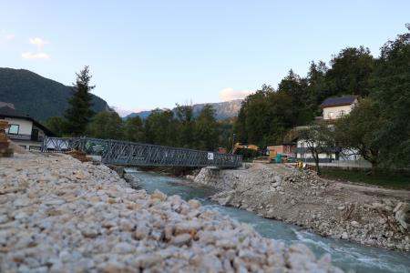 Začetek gradnje začasnega mostu v Stranjah in popolna zapora na območju gradnje (7)